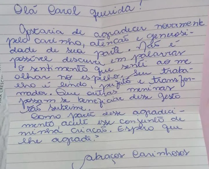 Carta escrita à mão por paciente: não é possível descrever em palavras o sentimento que senti ao me olhar no espelho; seu trabalho é lindo, perfeito e transformador.